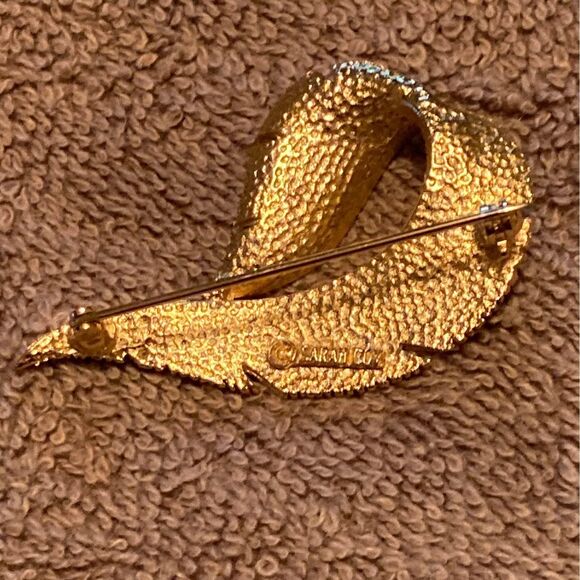 Sarah Coventry Signed 1968 Brushed Gold Tone Feather Broach - Picture 3 of 4